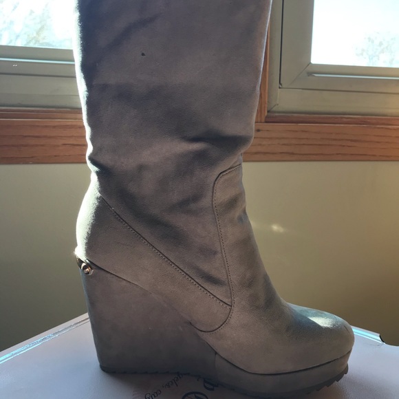 Gray suede fleece lined boots - Picture 3 of 8